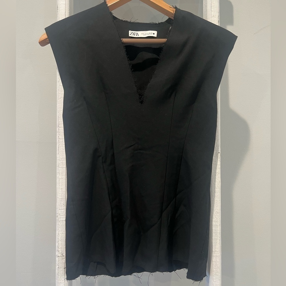 Zara Vneck shoulder padded distressed hem black top size small